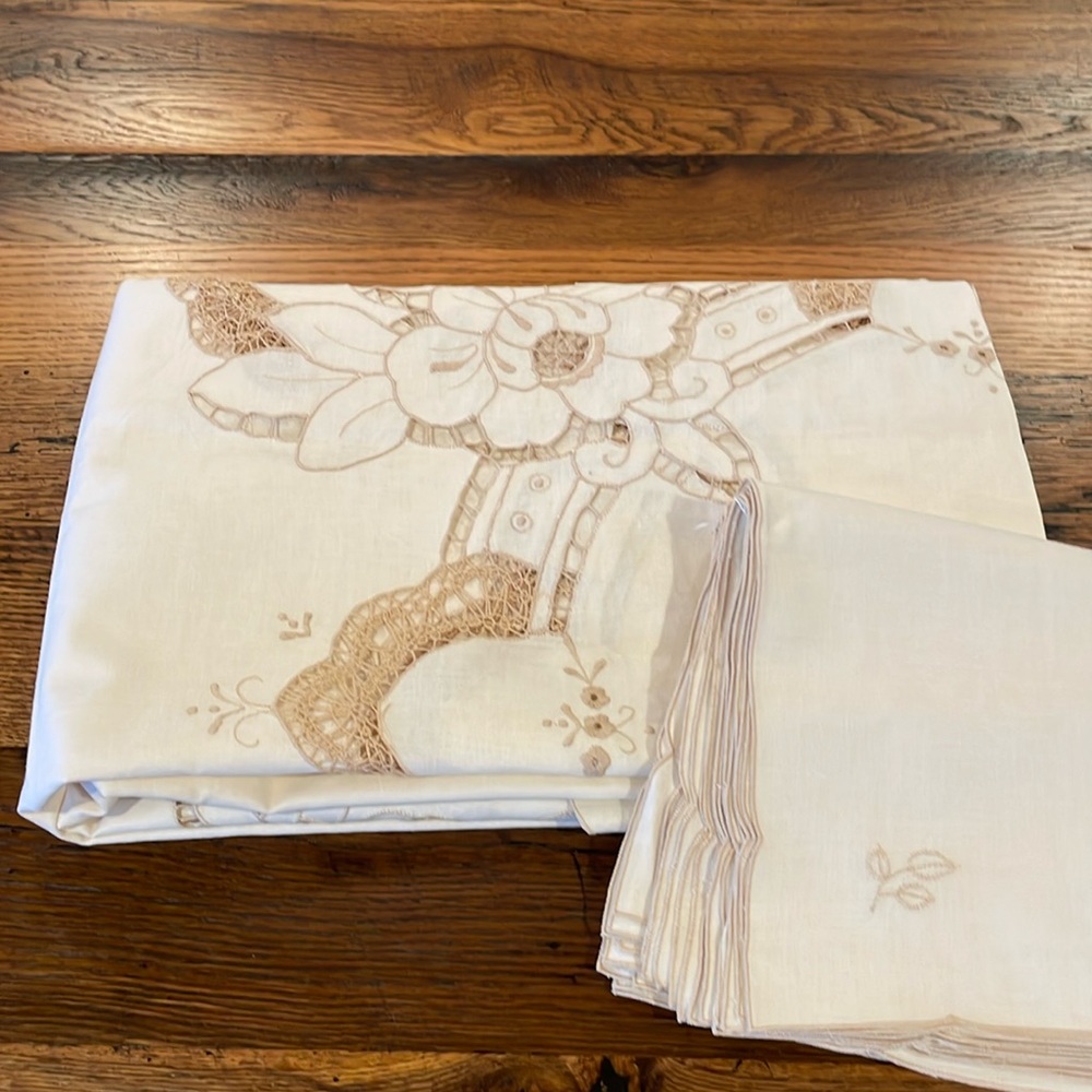 Table Cloth & Matching Napkins